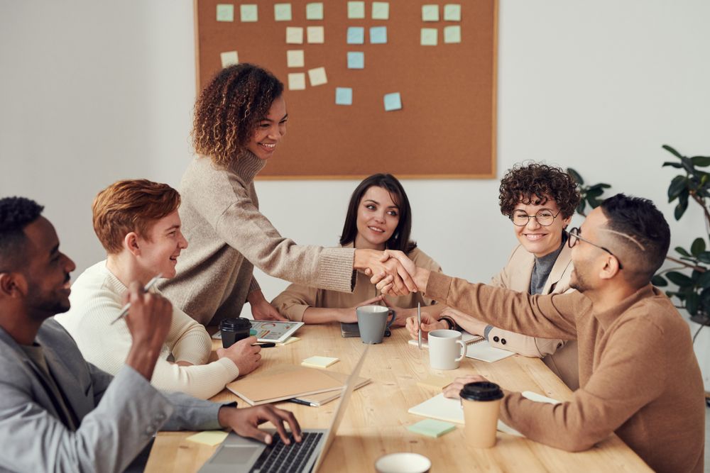Équipe d'une PME réunie autour d'une table de travail